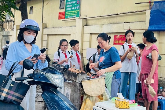 Ngăn chặn thực phẩm không rõ nguồn gốc trước cổng trường