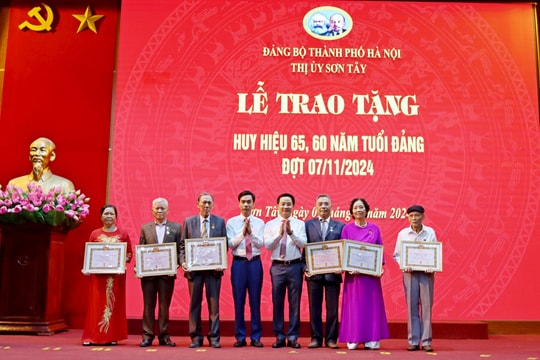 Sơn Tây: Trao tặng, truy tặng Huy hiệu Đảng cho 149 đảng viên