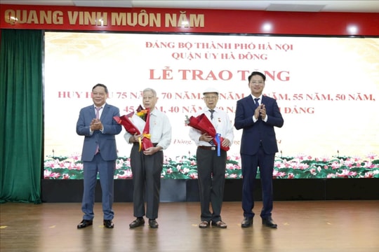 Phó Bí thư Thành ủy Nguyễn Văn Phong trao Huy hiệu Đảng tại quận Hà Đông