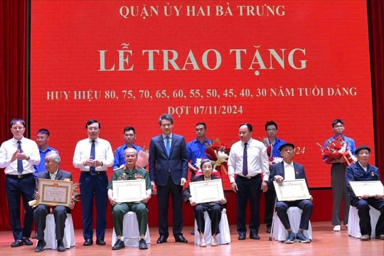 Trưởng ban Nội chính Thành ủy Nguyễn Quang Đức trao Huy hiệu Đảng tại quận Hai Bà Trưng