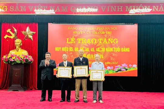 Thanh Trì: 158 đảng viên được trao tặng Huy hiệu Đảng đợt 7-11