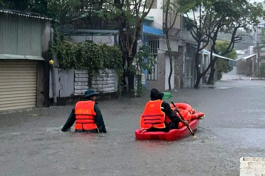 Đà Nẵng tiếp tục mưa lớn, nhiều hộ dân vùng ngập sâu di dời khẩn cấp