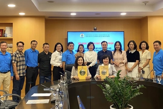 LĐLĐ quận Hoàn Kiếm bàn giao Công đoàn cơ sở