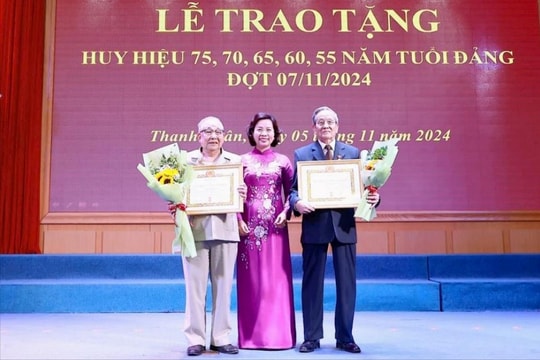 Quận Thanh Xuân trao tặng Huy hiệu Đảng đợt 7-11