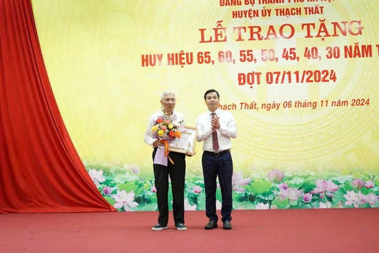 Thạch Thất: 118 đảng viên được trao Huy hiệu Đảng đợt 7-11