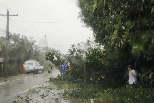 Philippines sơ tán hàng nghìn người trước khi bão Yinxing đổ bộ