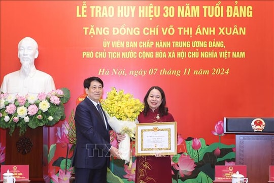 Chủ tịch nước Lương Cường dự lễ trao Huy hiệu 30 năm tuổi Đảng tặng Phó Chủ tịch nước Võ Thị Ánh Xuân