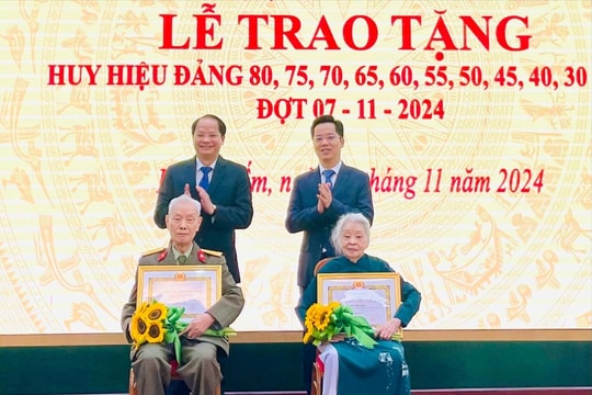 Trưởng ban Tuyên giáo Thành ủy t rao Huy hiệu Đảng tại quận Hoàn Kiếm