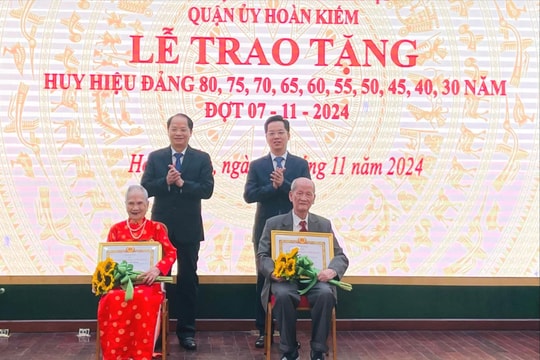 Trưởng ban Tuyên giáo Thành ủy trao tặng Huy hiệu Đảng tại quận Hoàn Kiếm