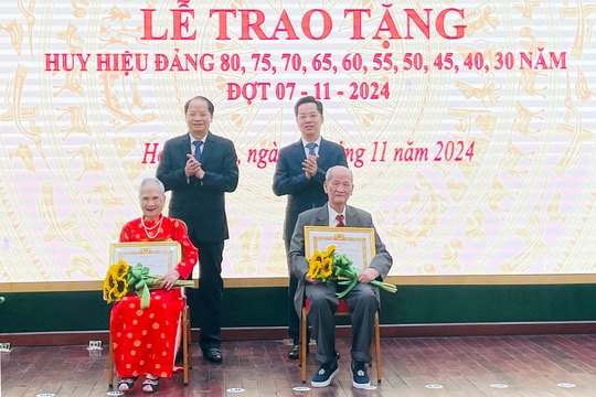 Trưởng ban Tuyên giáo Thành ủy trao tặng Huy hiệu Đảng tại quận Hoàn Kiếm