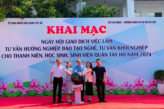 Không ngừng nâng cao hiệu quả các phiên giao dịch việc làm Bài 2: Ngày hội việc làm quận Tây Hồ - tạo đột phá, giúp hộ khó khăn phát triển bền vững