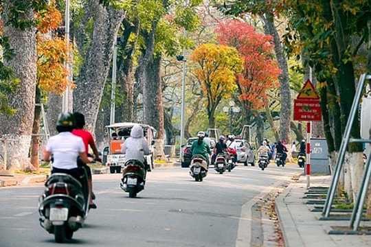 Hà Nội sáng sớm có sương mù nhẹ, ngày nắng hanh khô