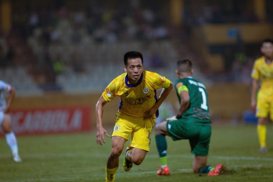 Tiền đạo Văn Quyết trở thành cầu thủ nội ghi nhiều bàn thắng nhất tại V.League