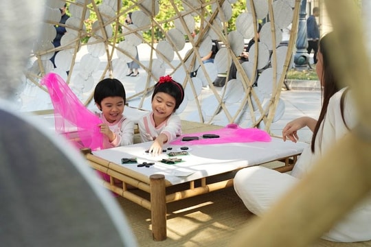 "Đu lễ hội" như người Hà Nội, sáng "về" tuổi thơ, tối "quẩy" tưng bừng âm nhạc, thời trang