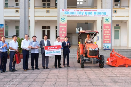 Orion Vina hỗ trợ nông dân Gia Lâm máy nông nghiệp
