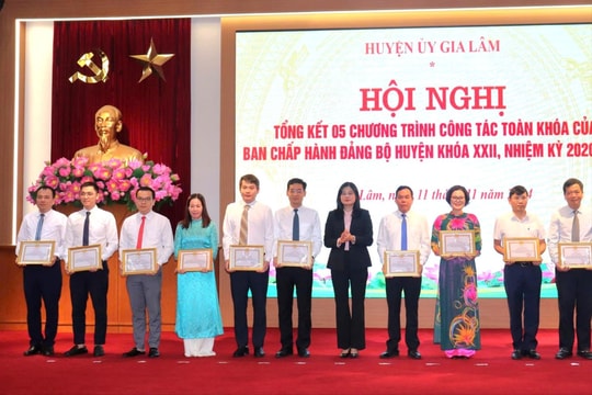 Huyện ủy Gia Lâm khen thưởng 76 tập thể, cá nhân trong thực hiện các chương trình công tác toàn khóa