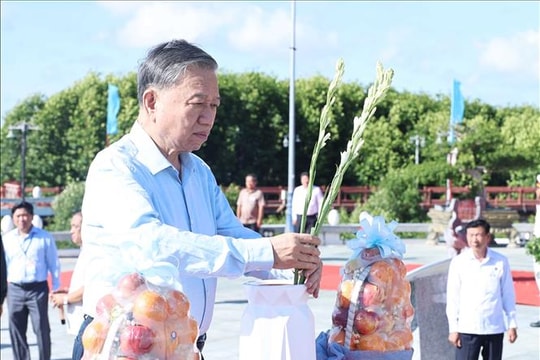 Tổng Bí thư Tô Lâm dâng hương Đền thờ Quốc tổ Lạc Long Quân tại Cà Mau