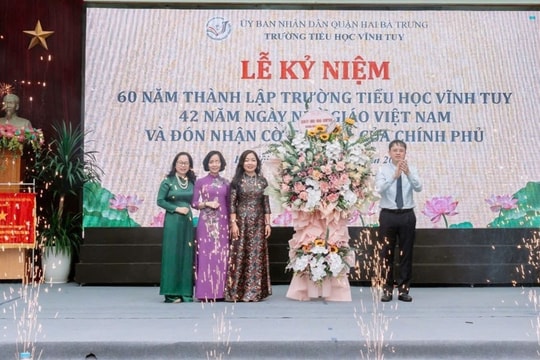 Trường Tiểu học Vĩnh Tuy đón nhận Cờ thi đua của Chính phủ