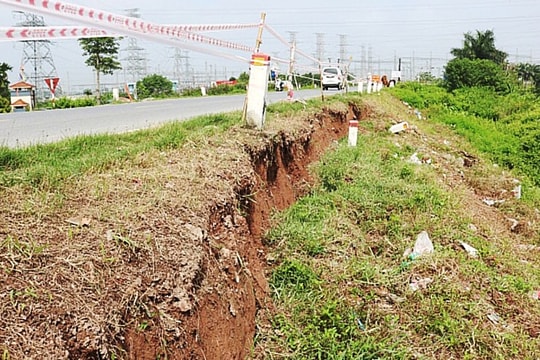 Hà Nội công bố tình huống khẩn cấp sạt lở mái đê hữu Đáy trên địa bàn huyện Quốc Oai