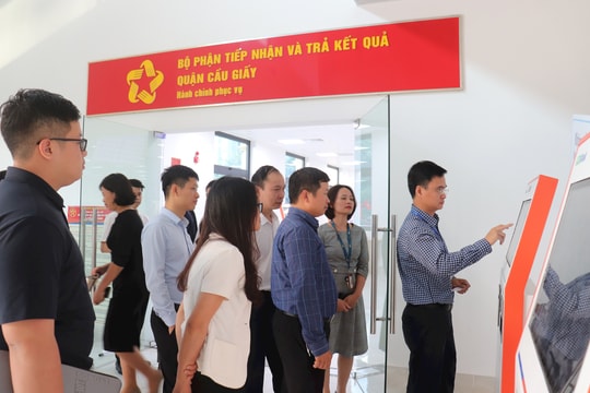 Lấy số xếp hàng bằng căn cước tại bộ phận "một cửa" hiện đại quận Cầu Giấy