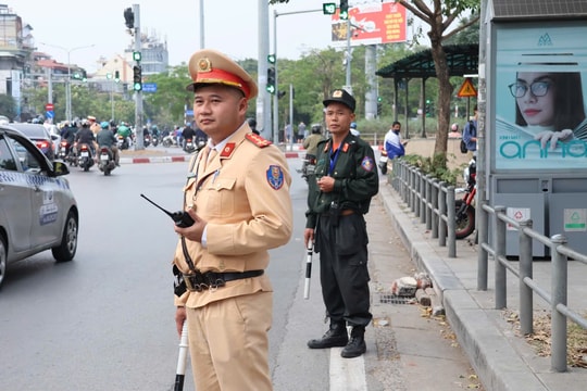 Xử lý nghiêm hành vi vượt đèn đỏ trong giờ cao điểm tại Thủ đô