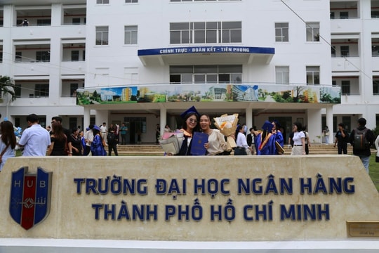 Trường Đại học Ngân hàng TP Hồ Chí Minh Lễ tốt nghiệp và cột mốc đáng nhớ