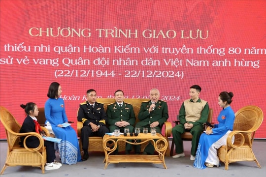 Tuổi trẻ quận Hoàn Kiếm giao lưu với nhân chứng "một thời hoa lửa"