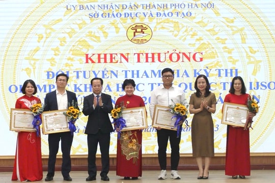 Hà Nội tăng mức thưởng với học sinh giỏi: Cú hích đối với việc dạy, học