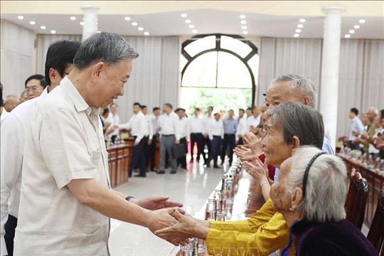 Tổng Bí thư Tô Lâm gặp mặt, tặng quà Bà mẹ Việt Nam Anh hùng, gia đình chính sách và cựu chiến binh lão thành tỉnh Đồng Tháp