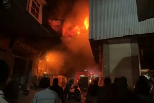 Nhiều lực lượng chi viện chữa cháy dãy nhà xưởng làng nghề Hữu Bằng, Thạch Thất