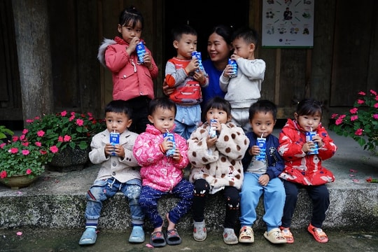 Áo ấm, sữa ngon, quà vui đến với cô trò vùng cao những ngày đầu đông