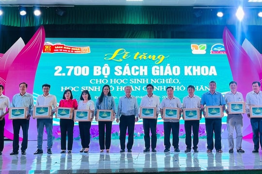 Tăng cường quản lý, ngăn chặn việc phát hành SGK kiểu "bia kèm lạc"