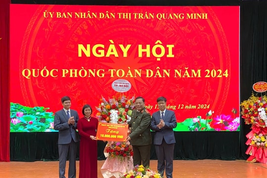 Trung tướng Nguyễn Hải Trung dự Ngày hội Quốc phòng toàn dân tại thị trấn Quang Minh, huyện Mê Linh