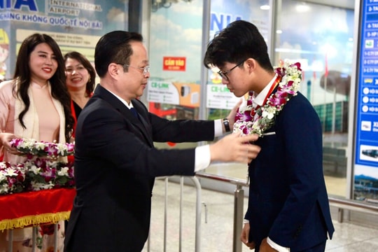 Lãnh đạo Sở GD&ĐT Hà Nội đón học sinh thi Olympic quốc tế IJSO