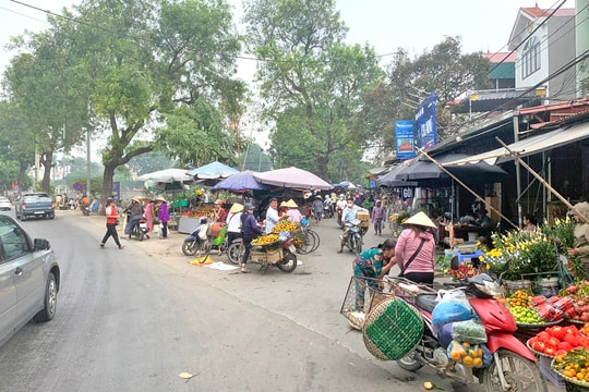 Tràn lan chợ cóc trên đường giao thông xã Tiền Phong (huyện Mê Linh)