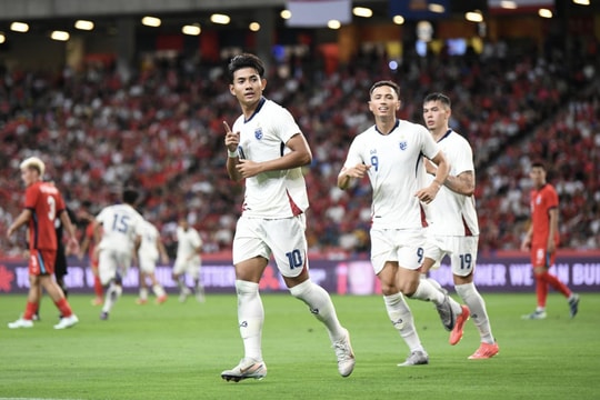 Lội ngược dòng thành công, Thái Lan thắng đậm Singapore chính thức vào bán kết AFF Cup