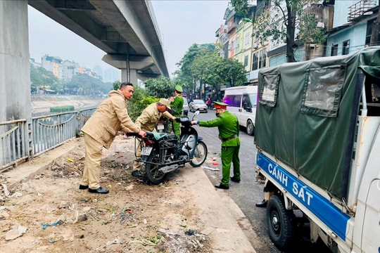 Quận Đống Đa ra quân xử lý vi phạm trật tự đô thị trên tuyến đường Láng