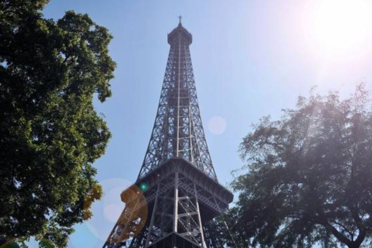 Hỏa hoạn bùng phát ở tháp Eiffel ngay trước Giáng sinh, khoảng 1.200 người phải sơ tán