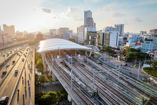 Tàu metro số 1 phải tạm dừng lịch trình để kiểm tra do dông lốc