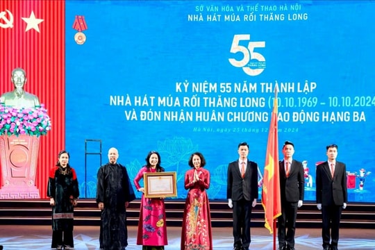 Nhà hát Múa rối Thăng Long đón Huân chương Lao động hạng Ba