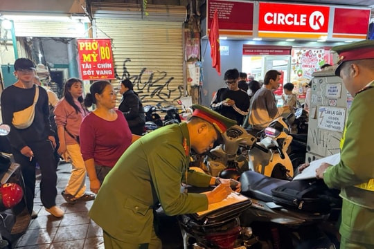 Quận hoàn Kiếm: Xử phạt hàng loạt bãi xe tự phát trong đêm Giáng Sinh
