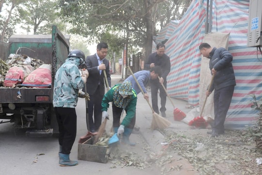 Huyện Quốc Oai ra quân dọn sạch các tuyến giao thông, nơi công cộng