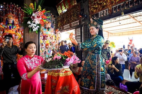 Thanh âm dân tộc: Giữ gốc, thêm hoa Bài 5: Nghệ thuật hát chầu văn trong dòng chảy văn hoá