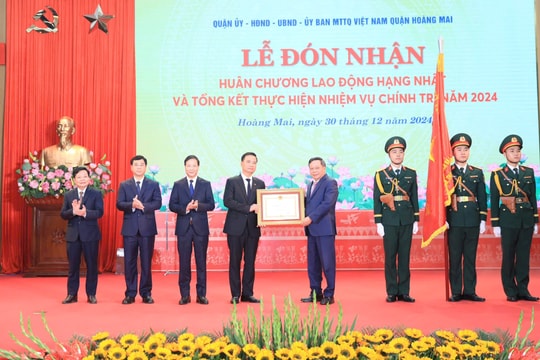 Quận Hoàng Mai đón nhận Huân chương Lao động hạng Nhất