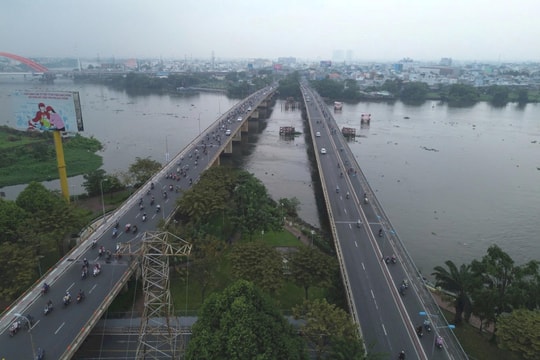 Khởi công nâng tĩnh không 2 cầu lớn qua sông Sài Gòn