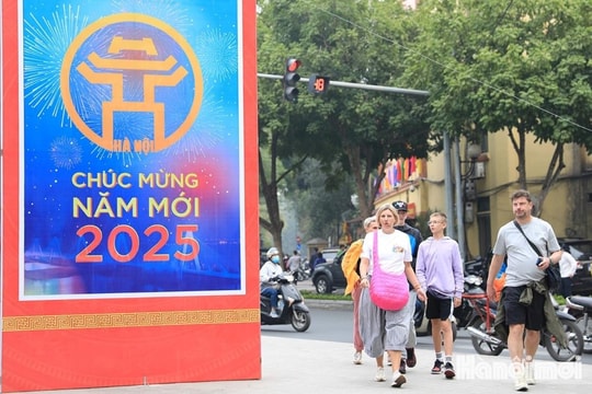 Không khí chào đón năm mới 2025 trên đường phố Hà Nội