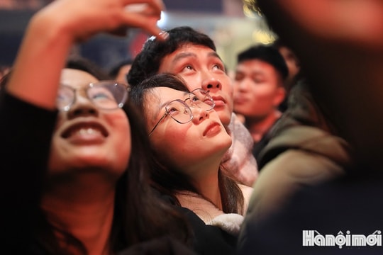 Người dân hân hoan ngắm pháo hoa, chào năm mới 2025