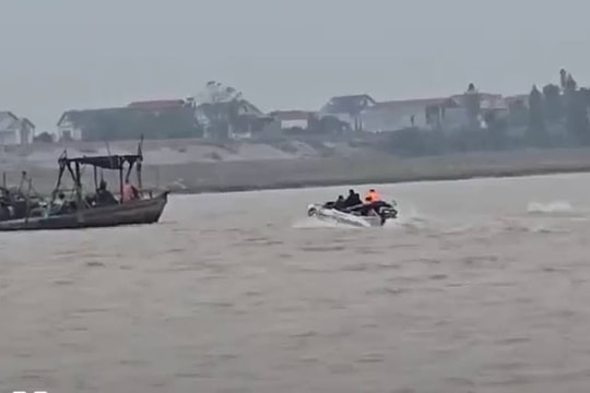 Bắt giữ tàu khai thác cát trái phép trên sông Hồng