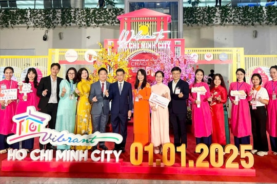 Đón những vị khách quốc tế đầu tiên đến thành phố Hồ Chí Minh trong năm mới 2025