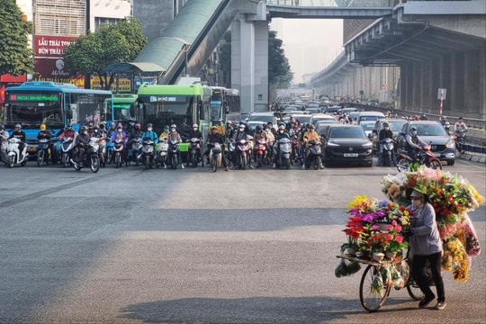 Hà Nội: Giảm đáng kể tình trạng chạy xe trên vỉa hè, dừng xe quá vạch và vượt đèn đỏ